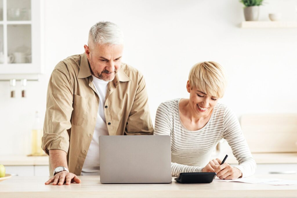 seniors découvrant les services non pris en charge par le forfait de l'accueil de jour en EHPAD